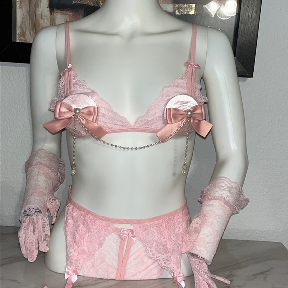 unb Other - Pink Floral Lace Cut Out Bra, Thong & Garter
Lingerie Set